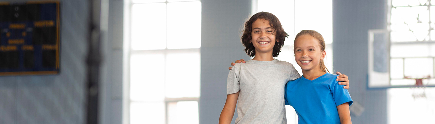 Glückliche Kinder beim Sportunterricht – designed by freepik