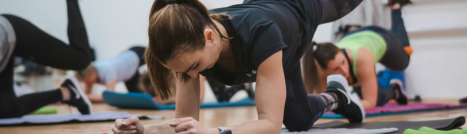 Frau bei Übungen auf Sportmatte – Foto von Jessica Streser auf Unsplash