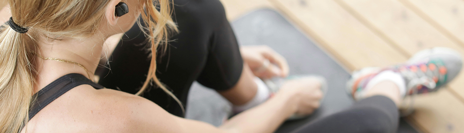 Frau in schwarzem Tanktop und schwarzer Leggings – Foto von Caley Vanular auf Unsplash