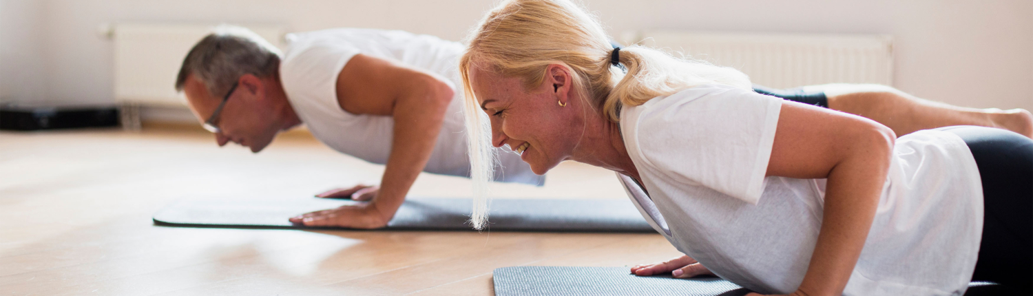 Pärchen beim Yoga – designed by freepik