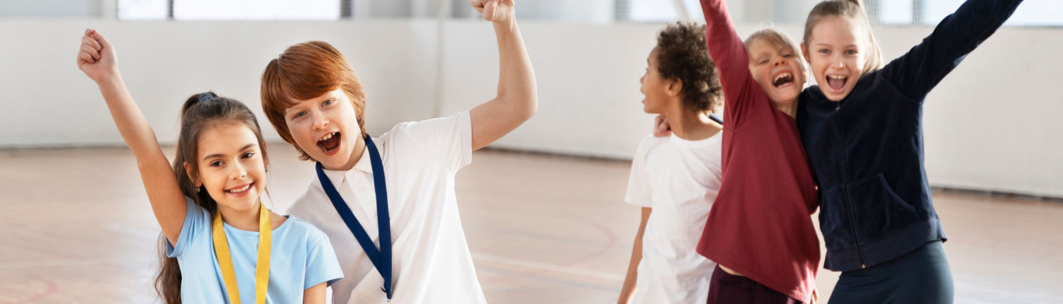 Kinder mit Medaillen – designed by freepik