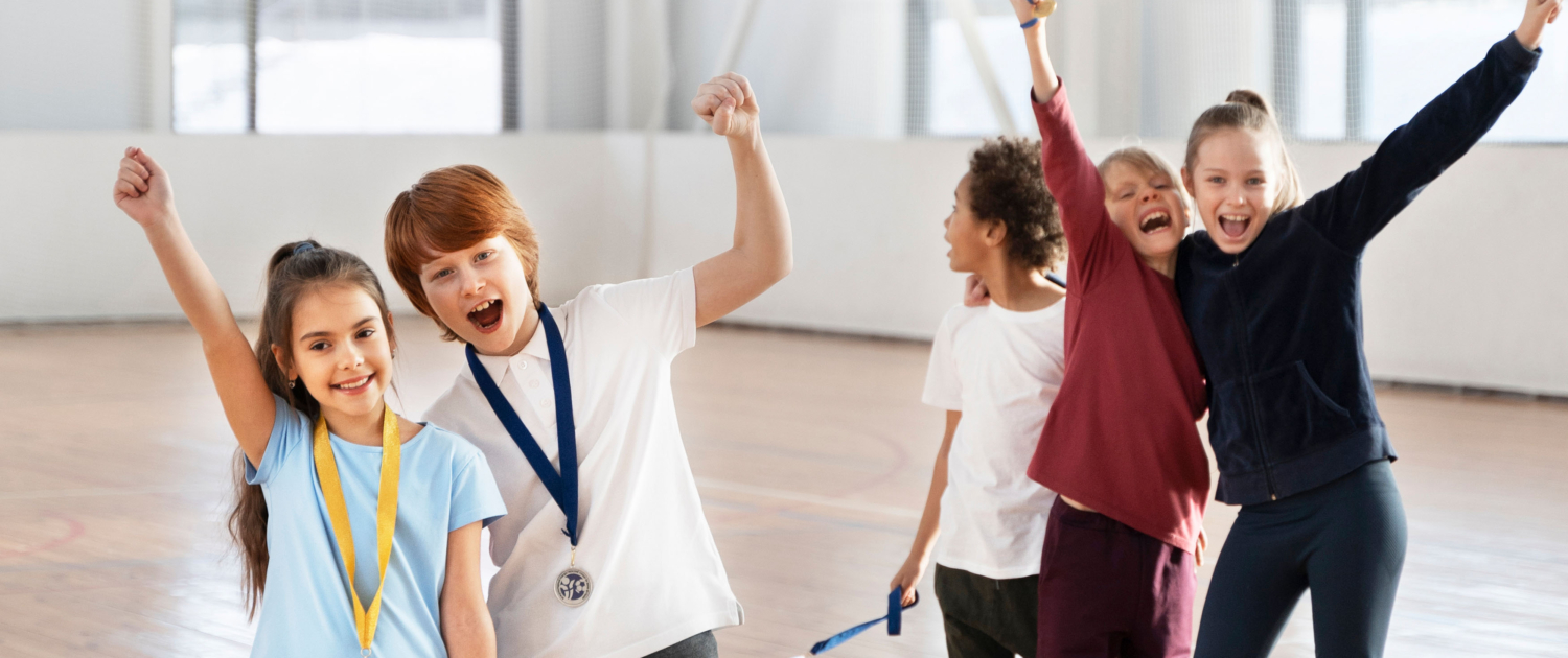 Kinder mit Medaillen – designed by freepik