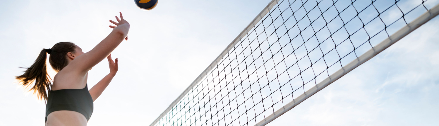 Frau beim Volleyball spielen – designed by freepik