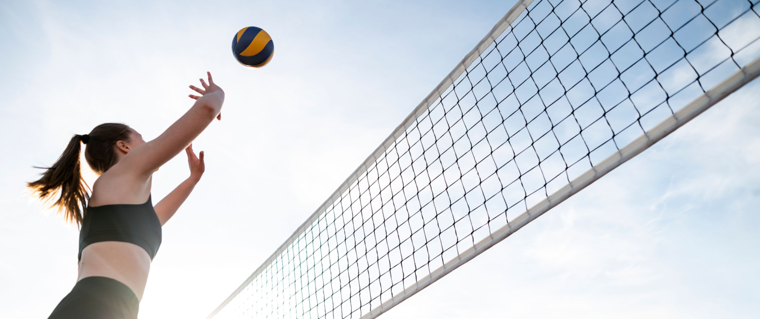 Frau beim Volleyball spielen – designed by freepik
