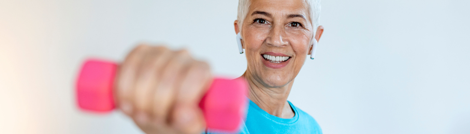 Frau beim Hanteltraining – designed by stefamerpik – freepik